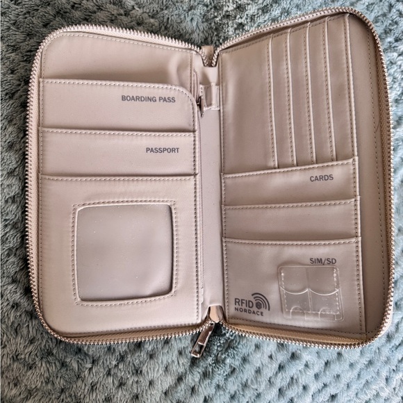 Stylish & Functional Travel Wallet / Wristlet - Picture 5 of 10